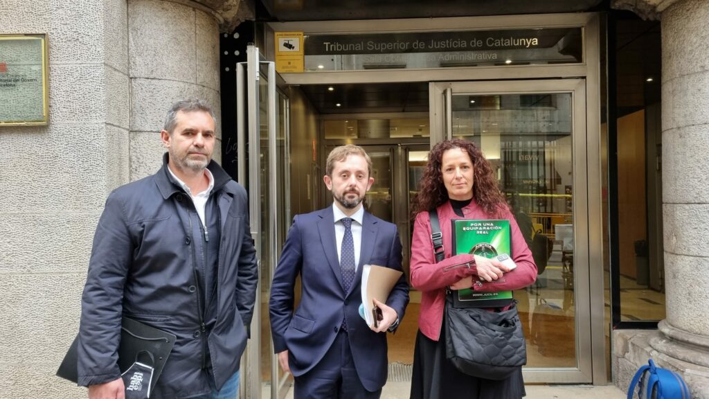 Representantes de Jucil, Convivencia Cívica Catalana y Hablamos Español, en el TSJC