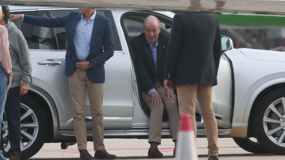 Joan Carles I, a la seva arribada a l'aeroport de Vigo