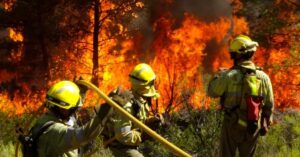 Els equips d'extinció en l'incendi forestal de la Serra Calderona (Siab)