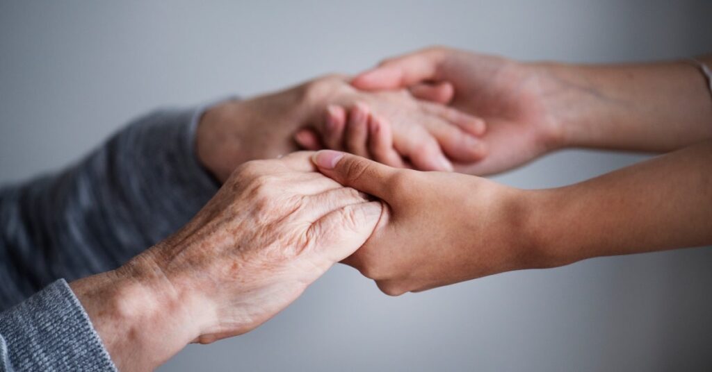Suport familiar a un ancià (Freepik)