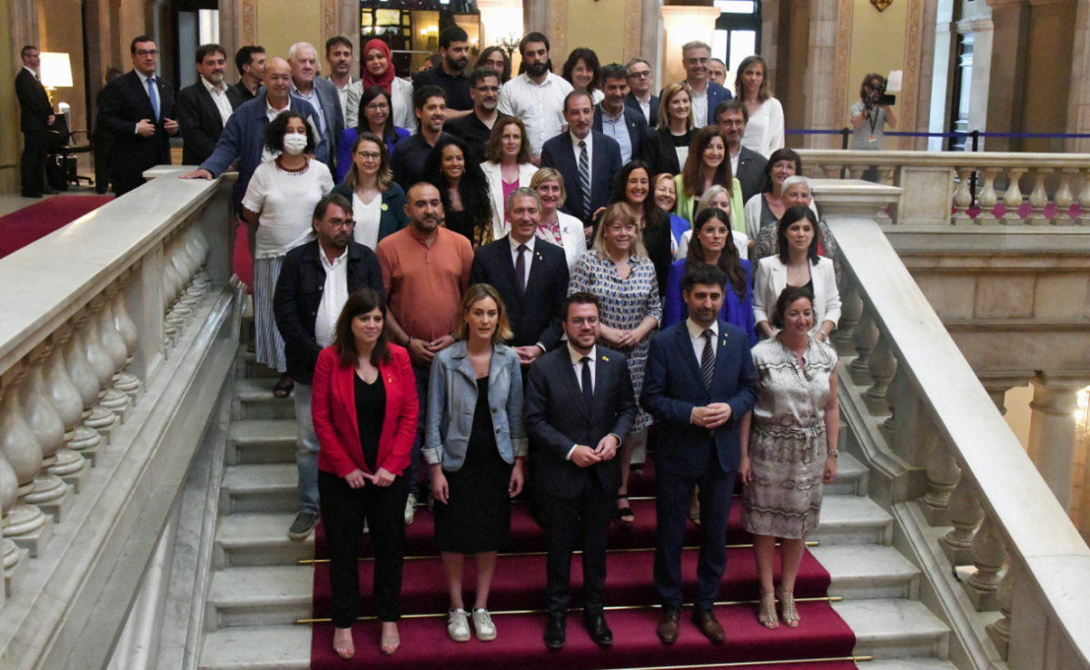Foto dels diputats d’ERC, JxCat, el PSC i ECP, celebrant l’aprovació de la proposició de llei sobre les llengües oficials en l’ensenyament.
