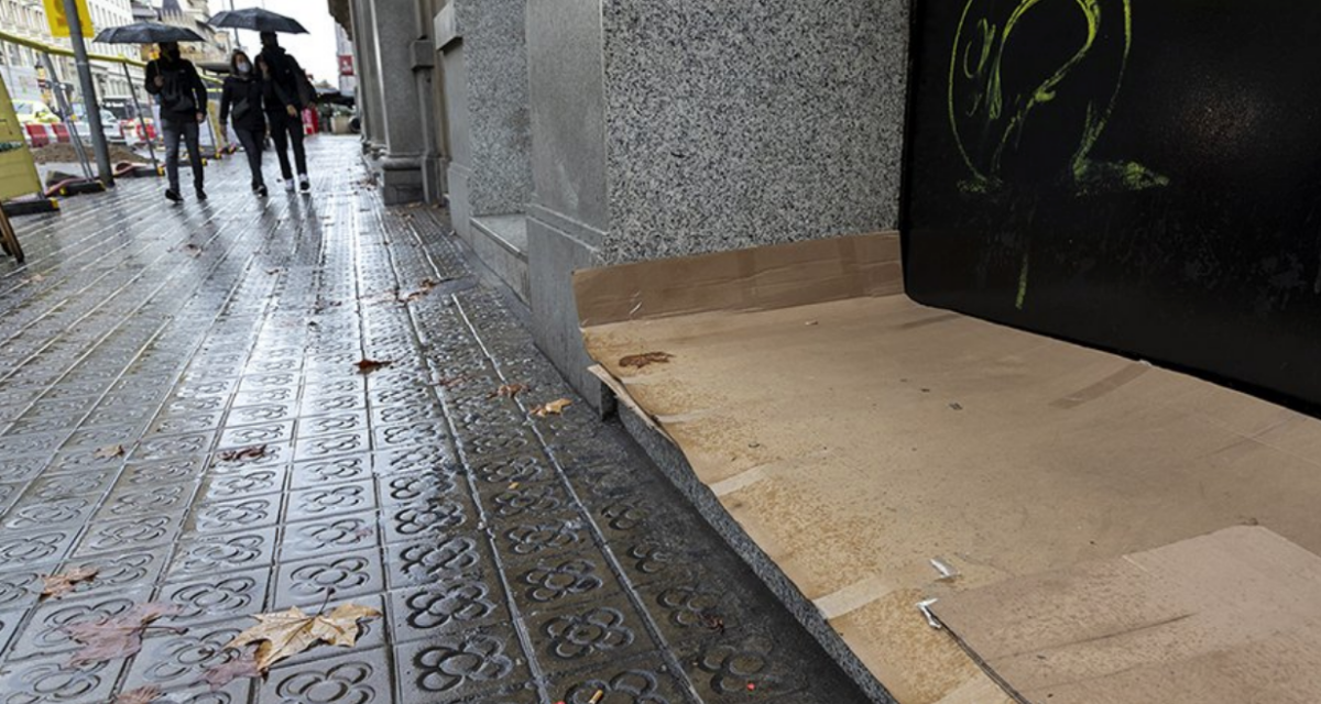 Un cartró com a matalàs en un carrer de Barcelona