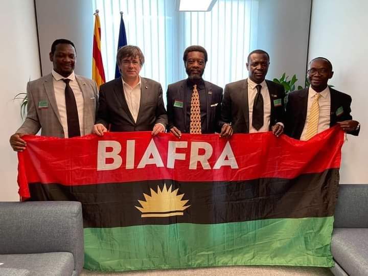 Carles Puigdemont y representantes del secesionismo de Biafra