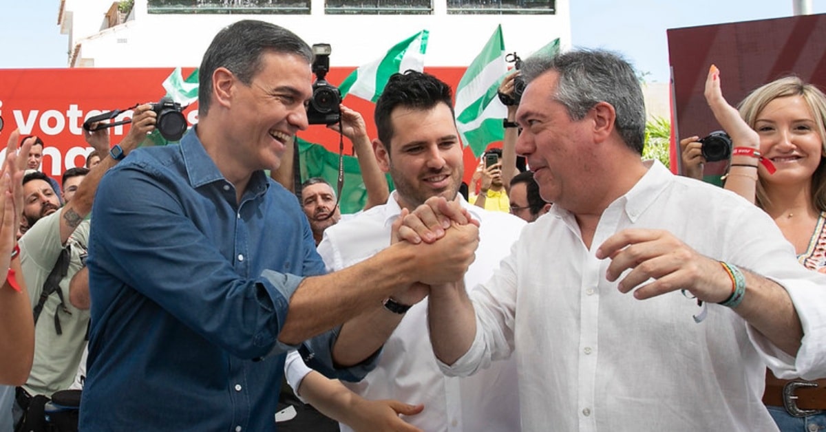 El presidente Pedro Sánchez, el teniente de alcalde de Castilleja de Guzmán, Alejandro Moyano, y el candidato a la presidencia de Andalucía, Juan Espadas (PSOE)