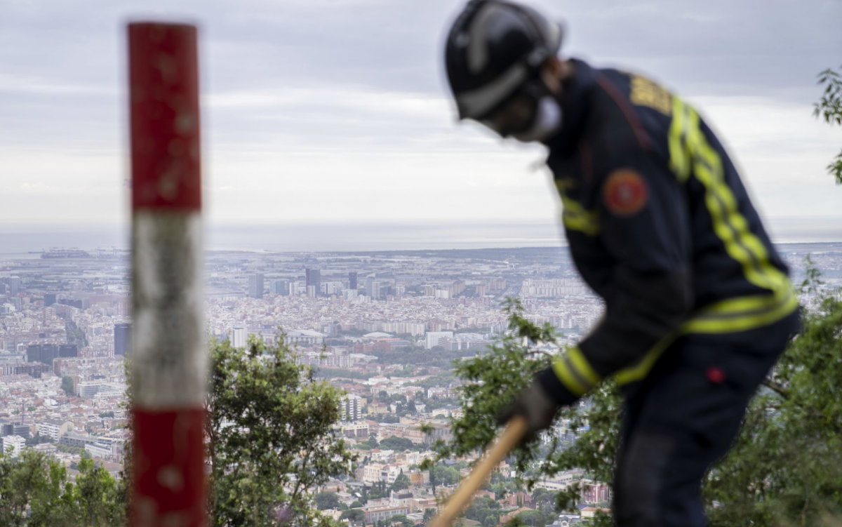 Un bombero trabajando en Collserola