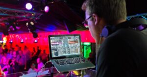 DJ en una discoteca (Pixabay)