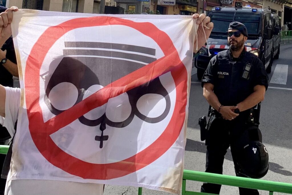 Miembros de la ANC protestando contra la presencia de la princesa Leonor en Figueres