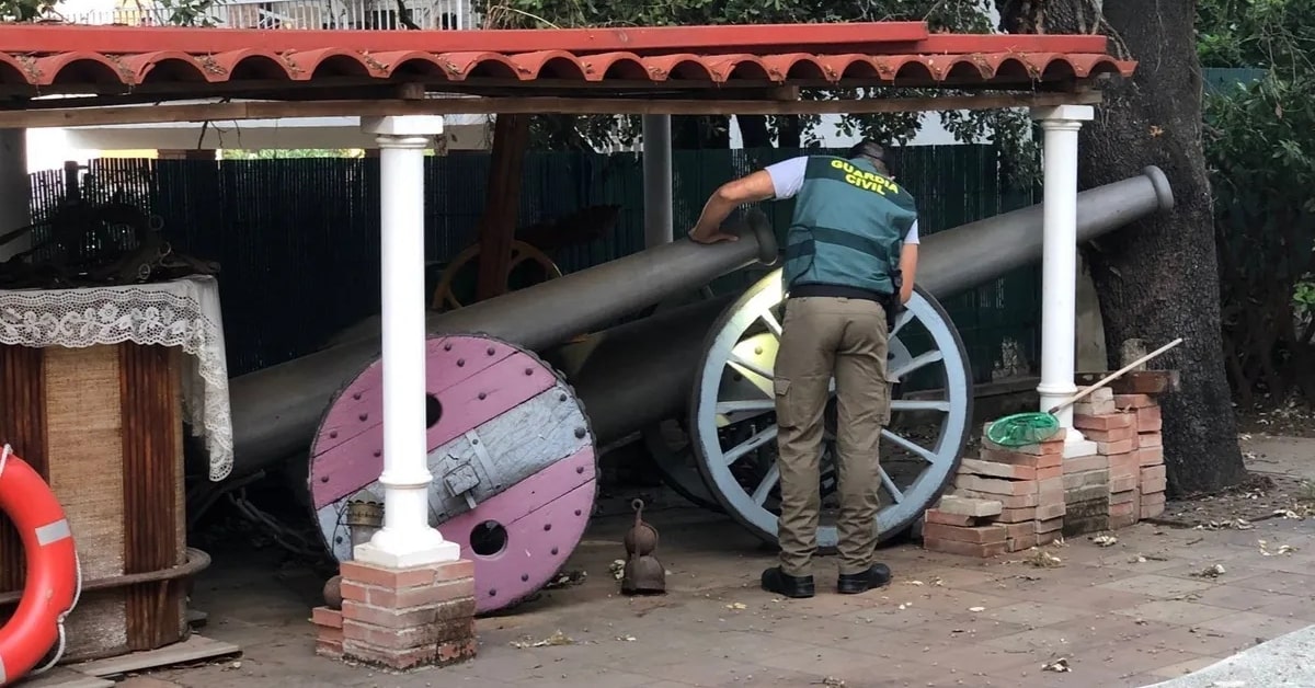 Cañones en el jardín de la finca privada en Maçanet de la Selva (Guardia Civil)