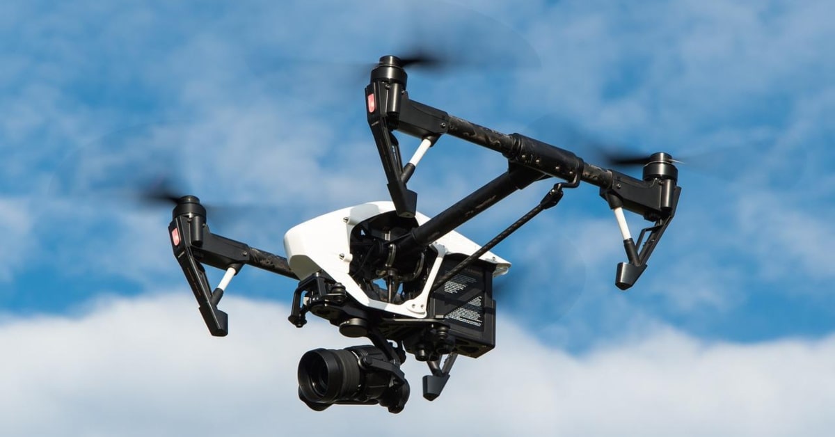 Dron volando (Thomas Ehrhardt, Pixabay)