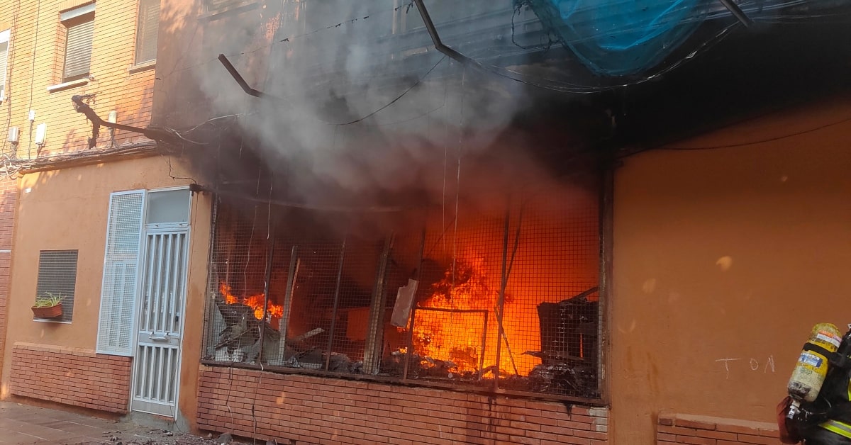 Incendio de un edificio en Sant Adrià del Besòs (Bombers de la Generalitat)