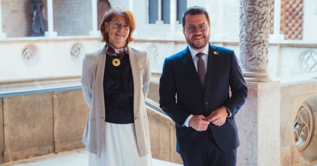 La Síndica de Greuges, Esther Giménez-Salinas, y el presidente de la Generalitat, Pere Aragonès