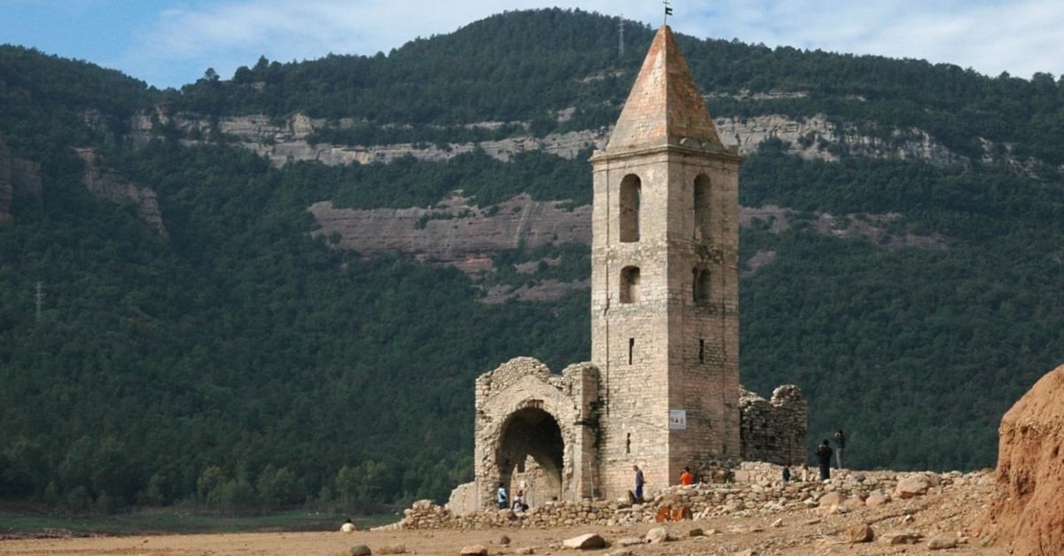 Restes de l'esglèsia al Pantà de Sau a Osona (Wikimedia Commons)