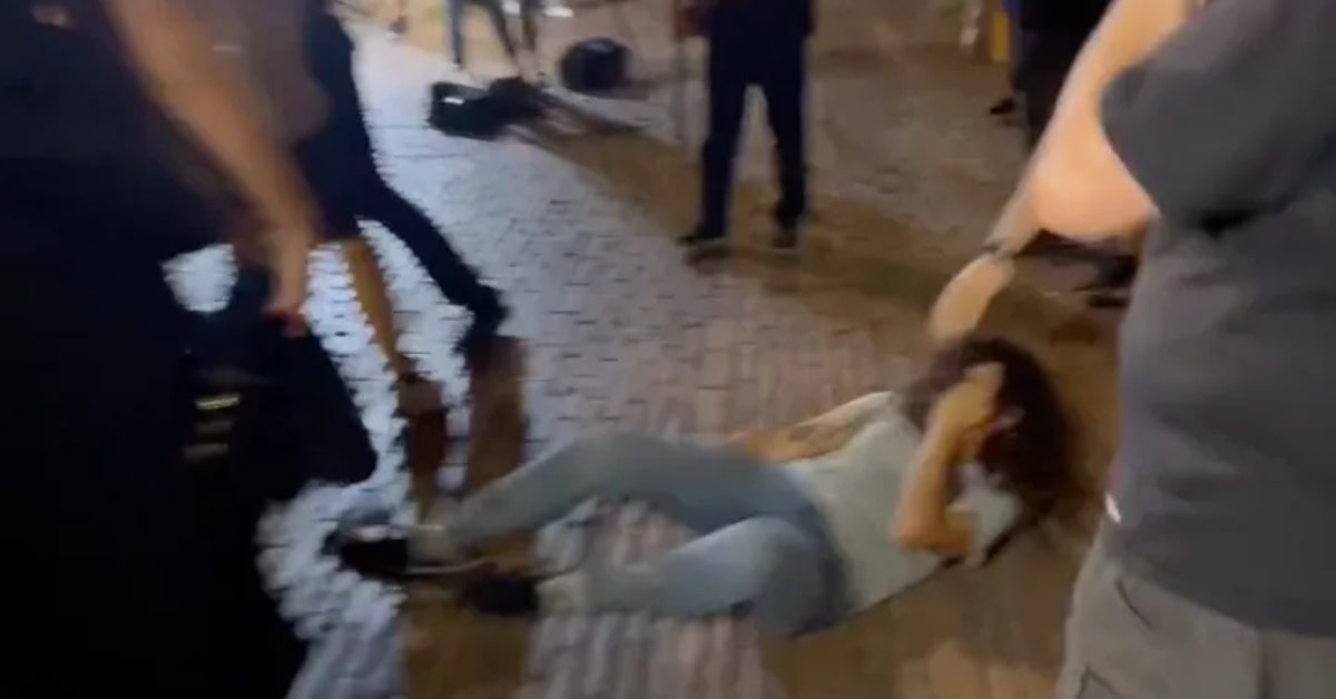 Dos mujeres han empujado y han hecho caer al suelo a Lorena Sopena, operadora de cámara freelance que estaba trabajando para TVE en ese momento