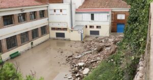 Muro derrumbado junto a la Escola El Miracle durante las inundaciones (Pere Aragonès, Twitter)
