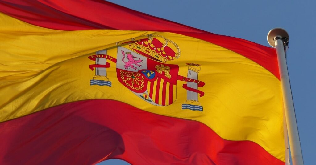 Bandera de España en el Instituto Español de Estudios Estratégicos (Wikimedia Commons)