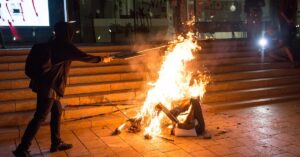 Cremen un ninot amb la imatge de Pere Aragonès a Girona (Twitter)