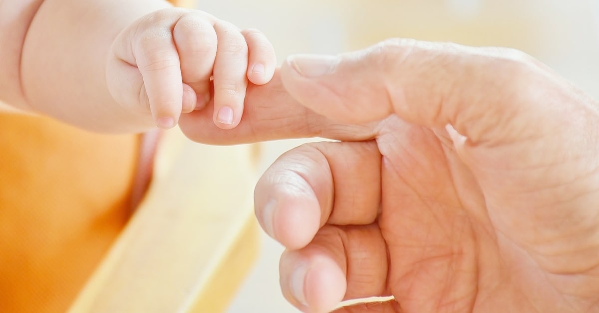 Manos de un bebé y de un adulto (Rita, Pixabay)