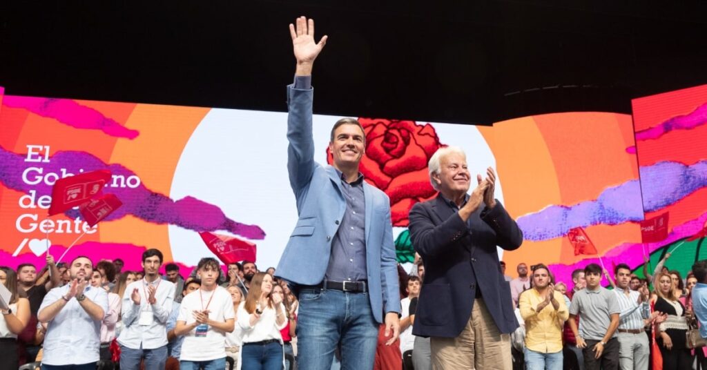 El president Pedro Sánchez i l'expresident Felipe González al 40è aniversari de la primera victòria del PSOE a Espanya
