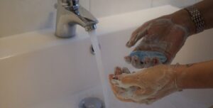 Ciutadà rentant-se les mans (Pixabay)