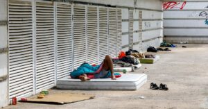 Personas sin hogar durmiendo en la calle (Arrels Fundació)