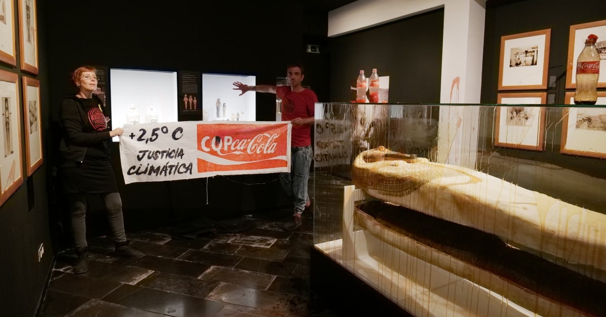 Activistes de l'organització ecologista Futur Vegetal al Museu Egipci de Barcelona