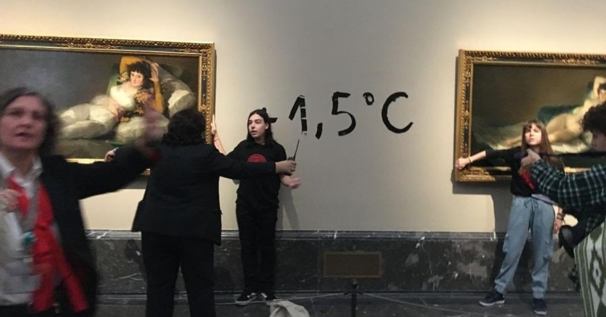 Activistas pegadas en 'Las Majas' de Goya en el Museo del Prado
