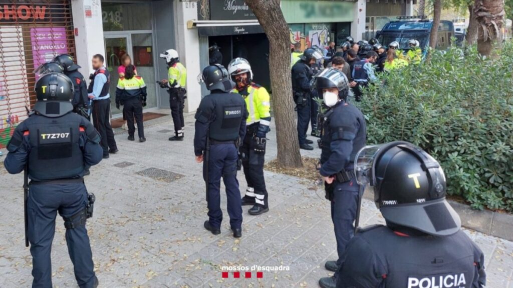 Mossos d'Esquadra al carrer d'Entença a Barcelona