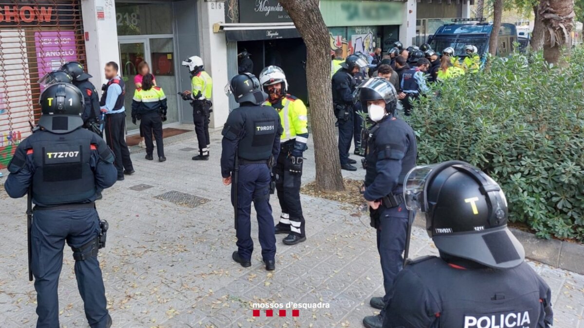 Mossos d'Esquadra al carrer d'Entença a Barcelona