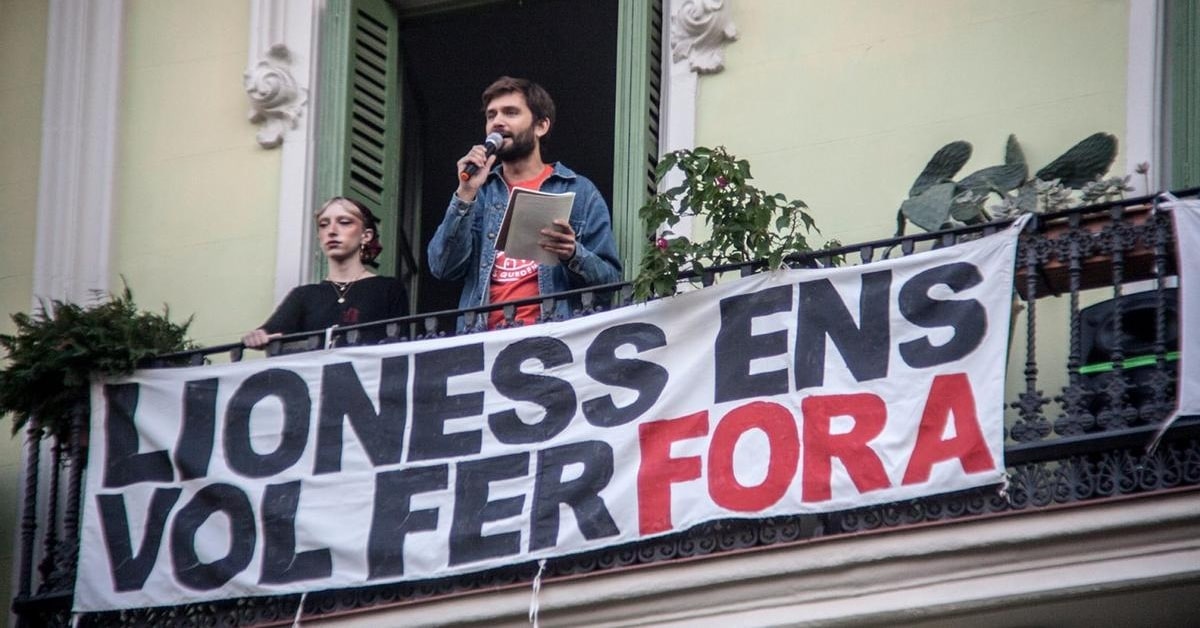 Pancarta a un balcó de la Casa Orsola durant l'acte del Sindicat de Llogateres de Barcelona