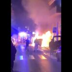 Contenidors d'escombraries incendiats a Reus després de la victòria del Marroc sobre Espanya en el Mundial de Catar (Twitter)