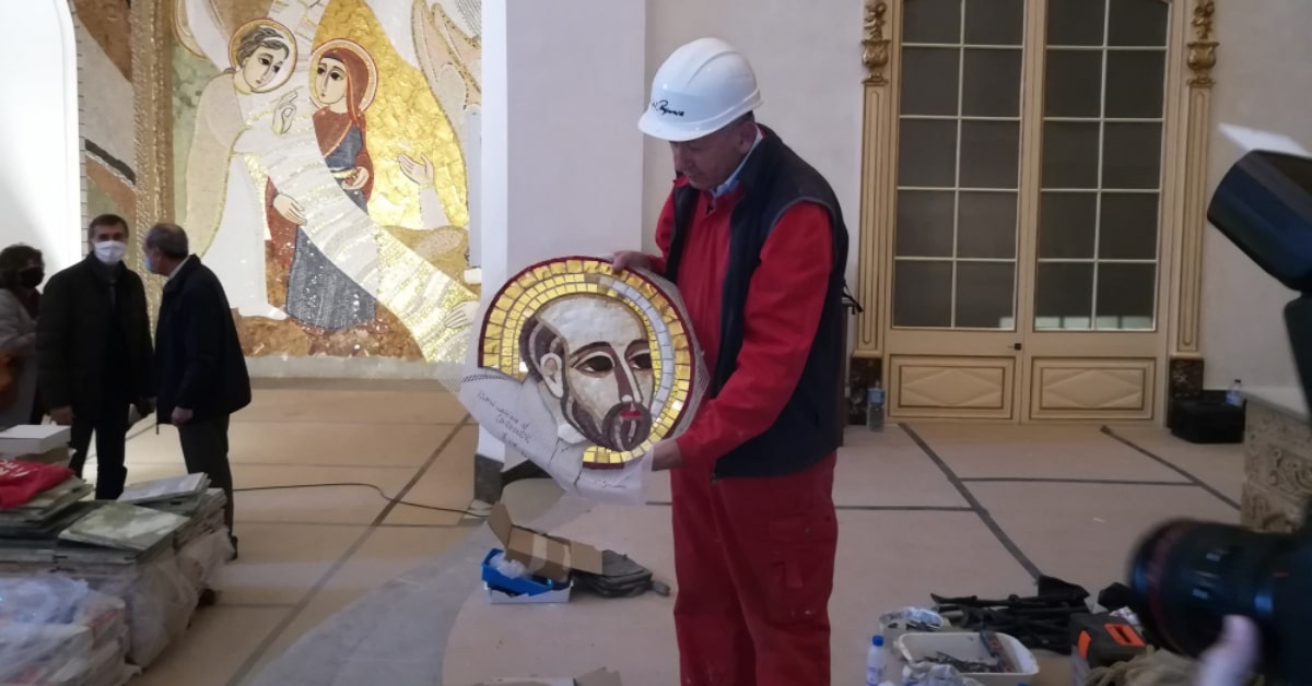 Marko Rupnik redecorando con nuevos mosaicos las ocho capillas del Santuario de la Cueva de Sant Ignasi en Manresa a principios del 2021 (Casal Loiola)