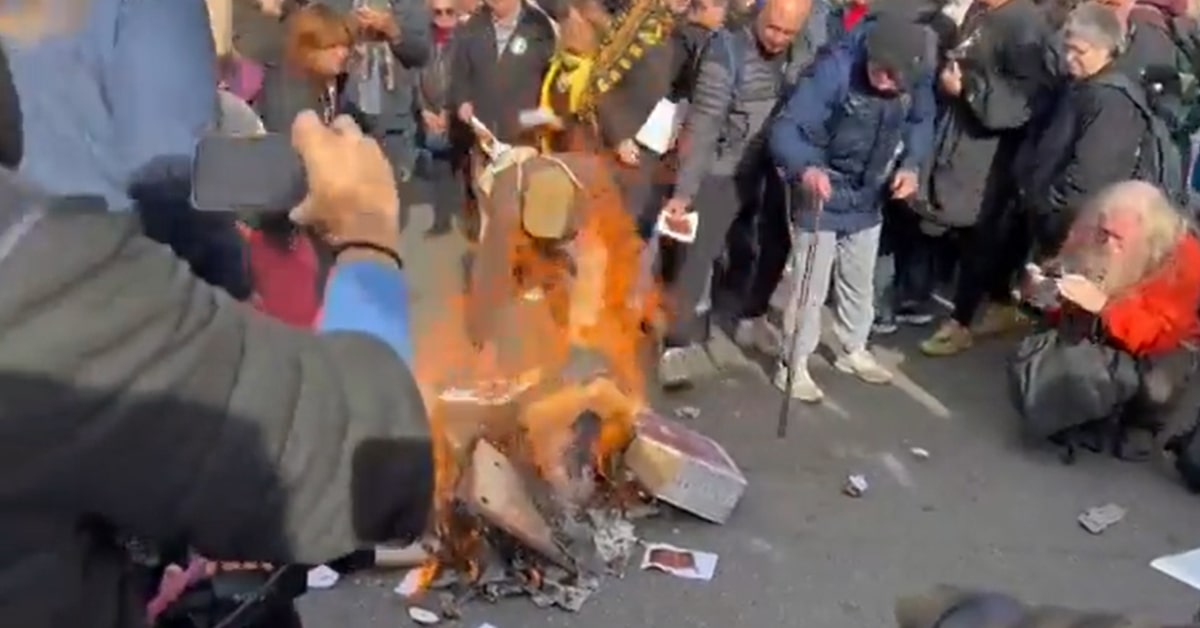 Cremen rèpliques de la Constitució espanyola per protestar contra la reforma del delicte de sedició