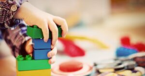 Un niño construye una torre con bloques de juguete (Esi Grünhagen, Pixabay)