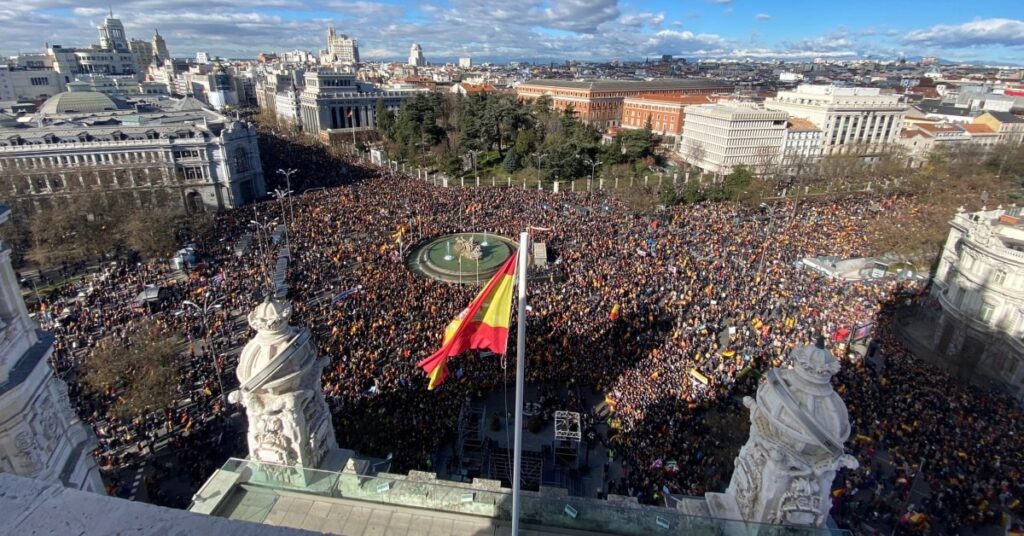 Manifestación en la Plaza de Cibeles en Madrid contra el “plan oculto” de Sánchez para la “mutación constitucional” (Foro Libertad y Alternativa)