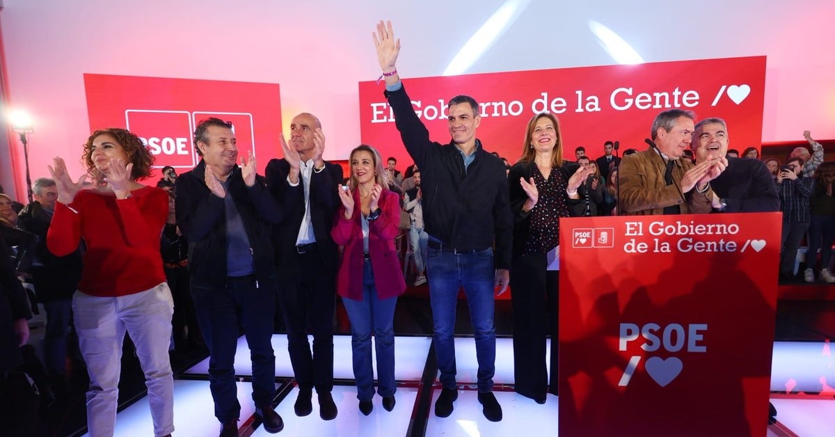 Pedro Sánchez acompañado de la cúpula socialista en Sevilla (PSOE)
