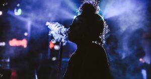 Persona fumando shisha (Maor Attias, Pexels)