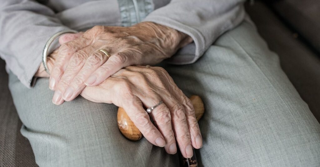 Mans de dona (Sabine van Erp, Pixabay)