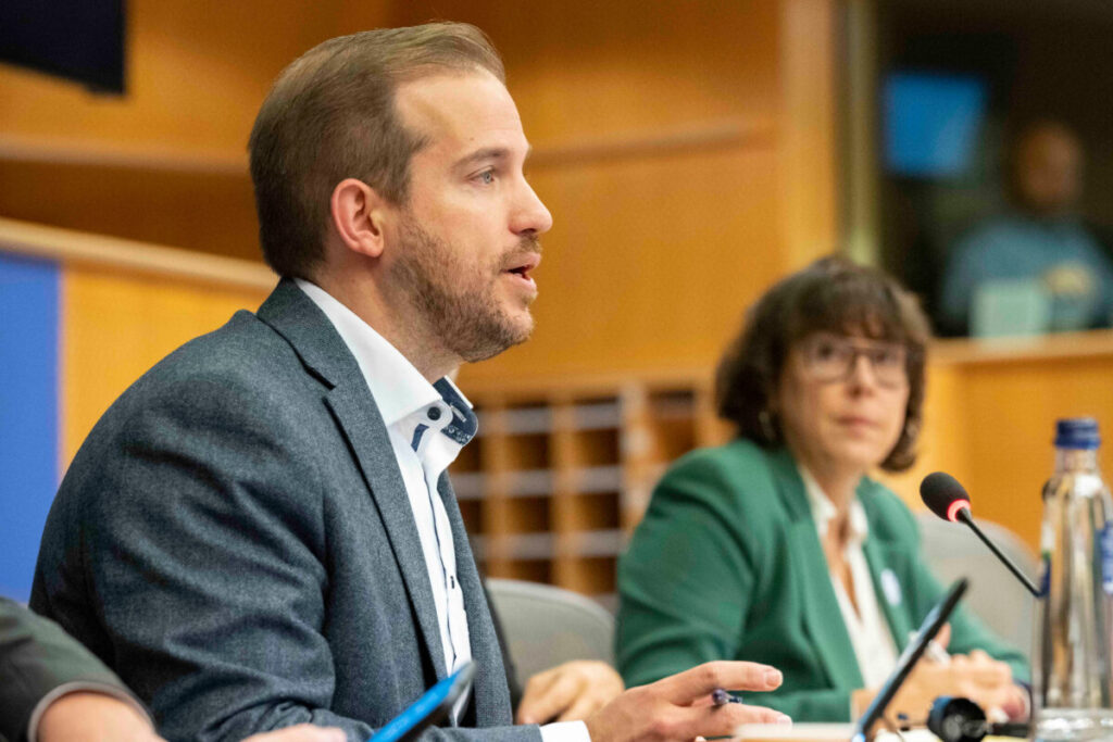L'eurodiputat popular i president de la Comissió del Parlament Europeu sobre Pegasus, Jeroen Lenaers, i l'eurodiputada d'ERC, Diana Riba.