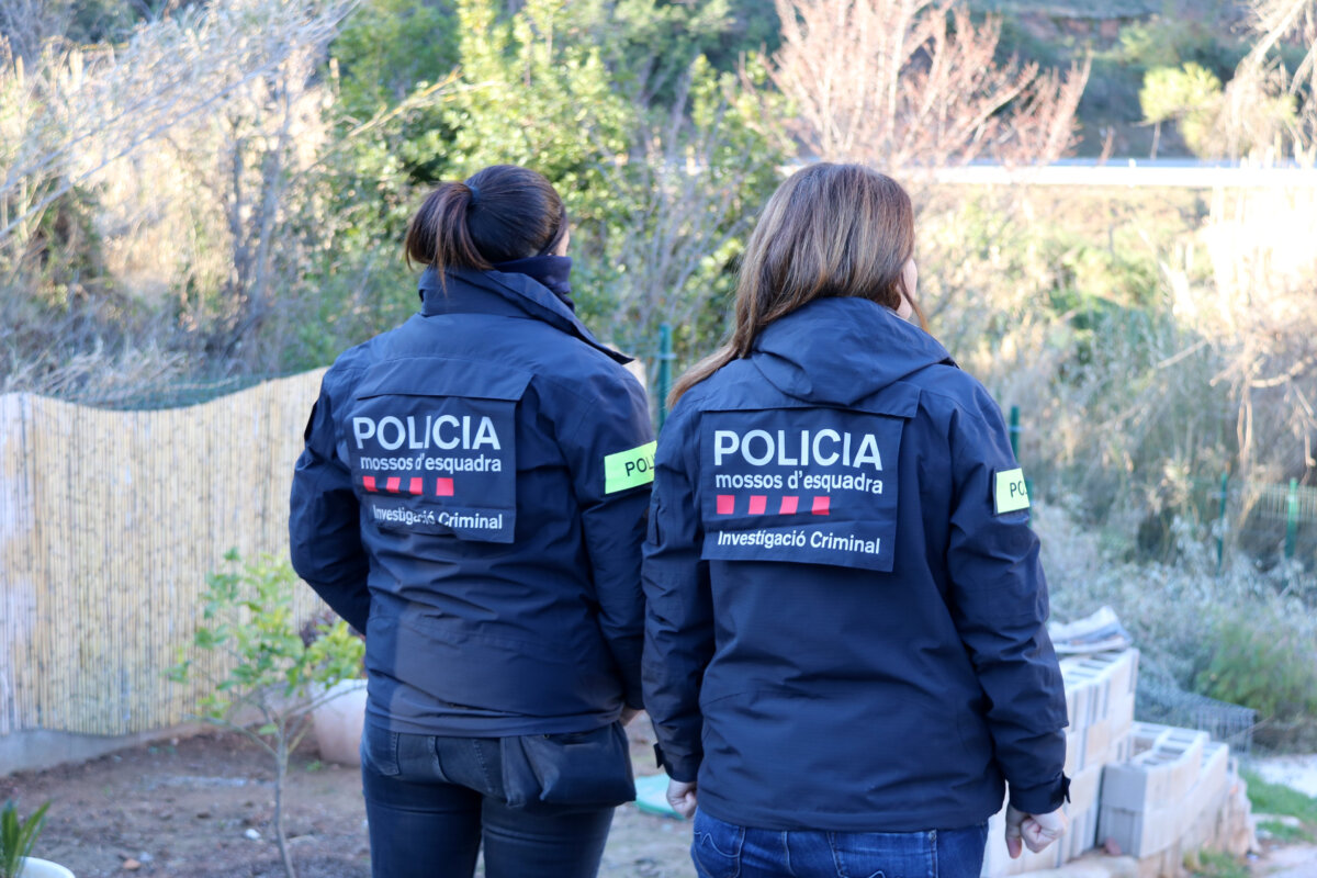 Dos agentes de los Mossos en un registro (ACN)