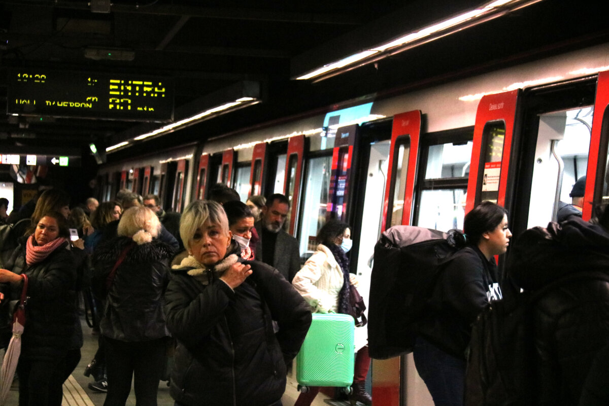 Usuaris entrant i sortint del metro a l'estació L5 de Sants.