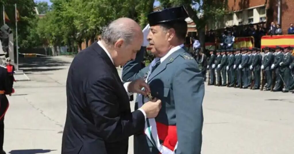 Jorge Fernández Dïaz, exministro del Interior, premió al teniente general Pedro Vázquez Jarava en el año 2014 (Guardia Civil)