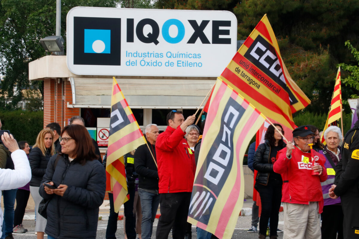 Treballadors a les portes d'IQOXE (ACN)