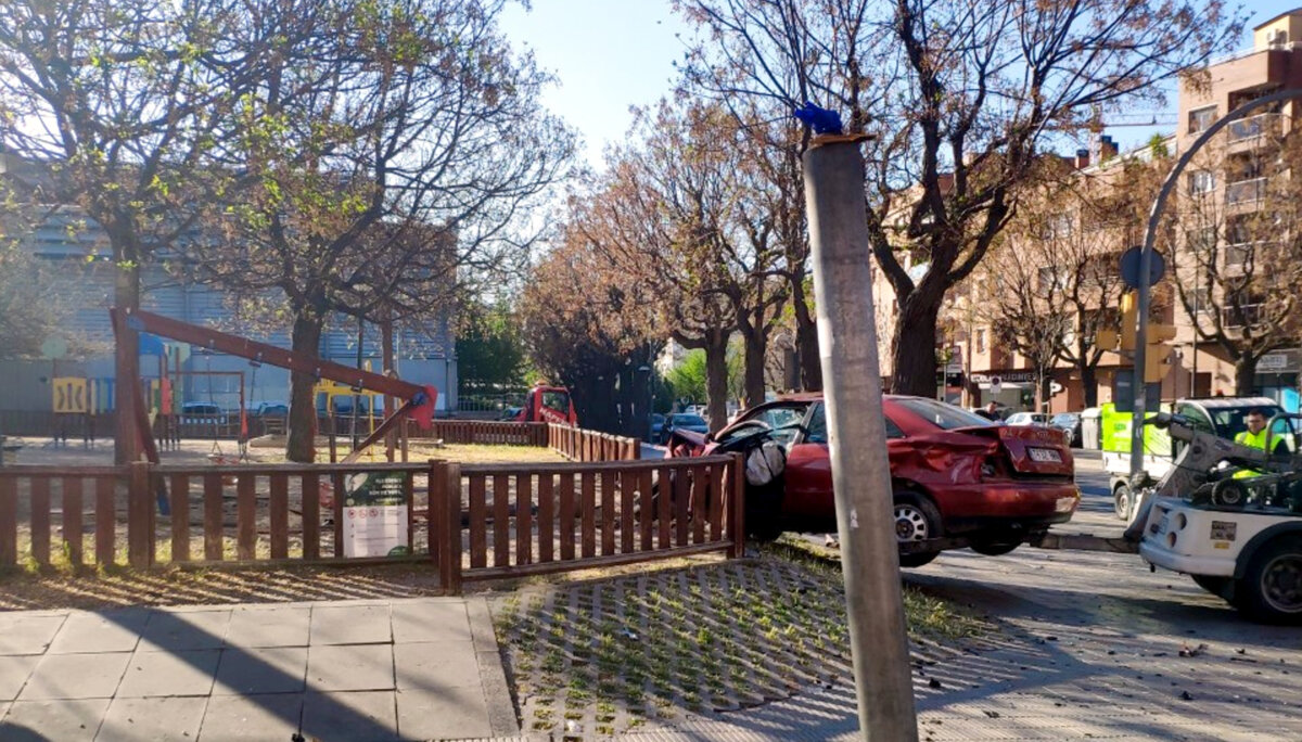 Coche empotrado en el parque infantil (ACN)