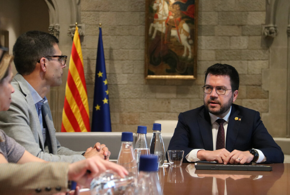Pere Aragonès parlant amb el president del Consell Acadèmic, Marc Sanjaume, per a l'acord de claredat (ACN)