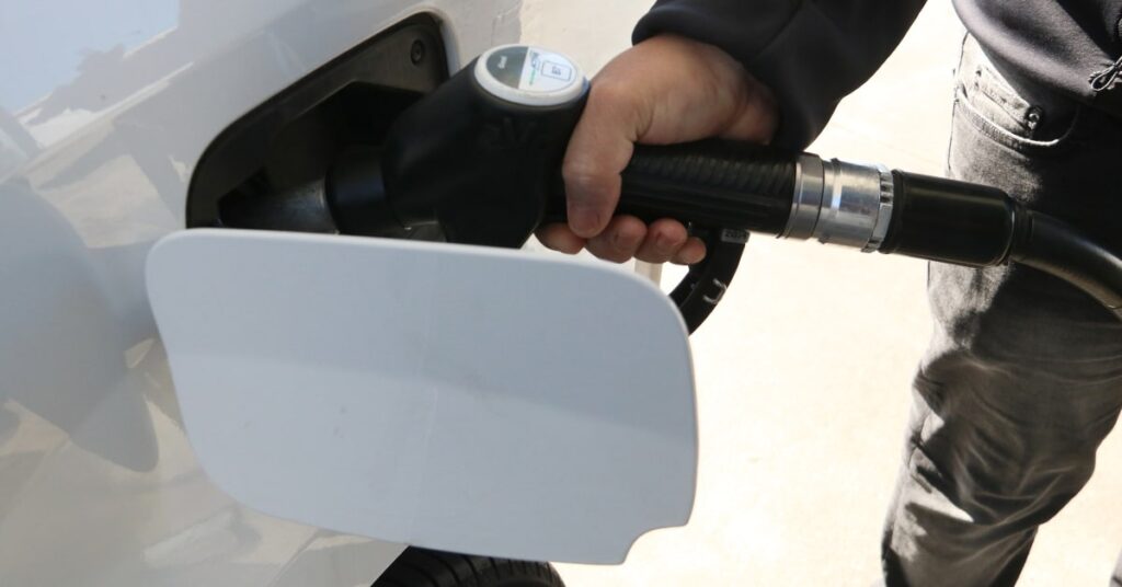 Llenando el depósito del coche (ACN)