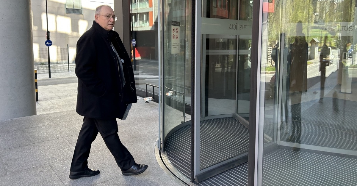 El abogado Emili Campos entrando al juzgado