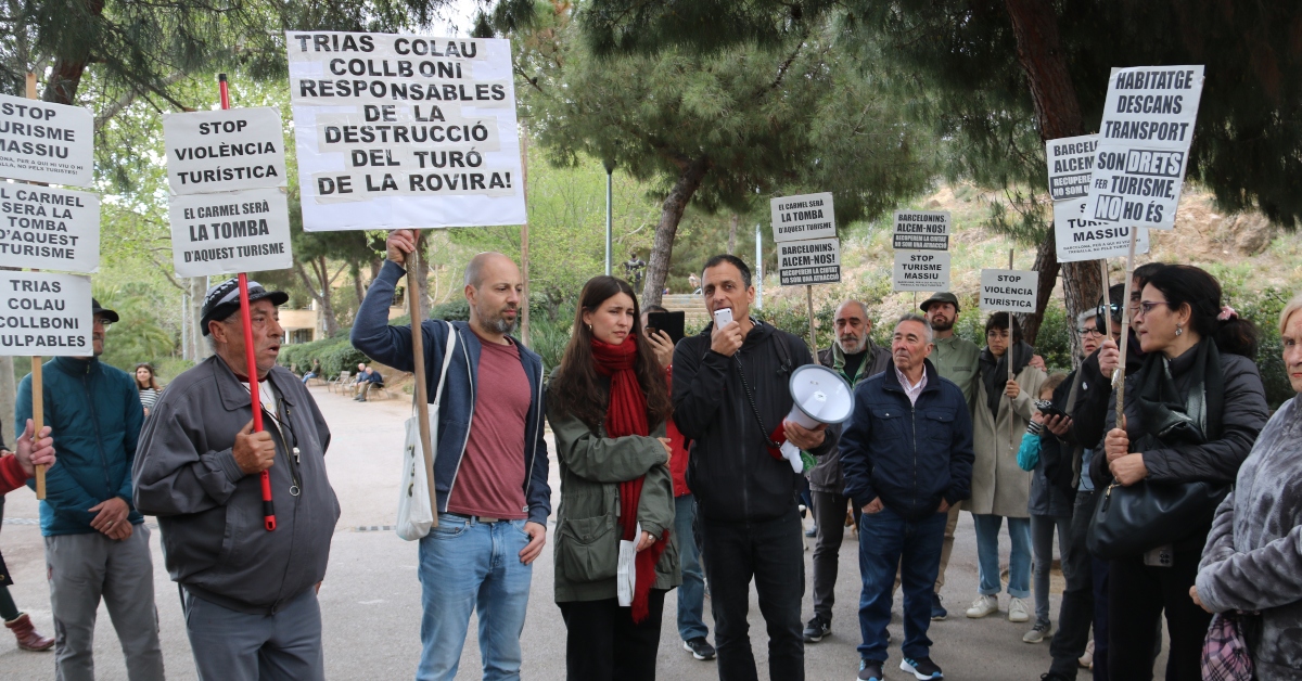 Manifestació de veïns del Carmel contra la massificació de turistes als búnquers (ACN)
