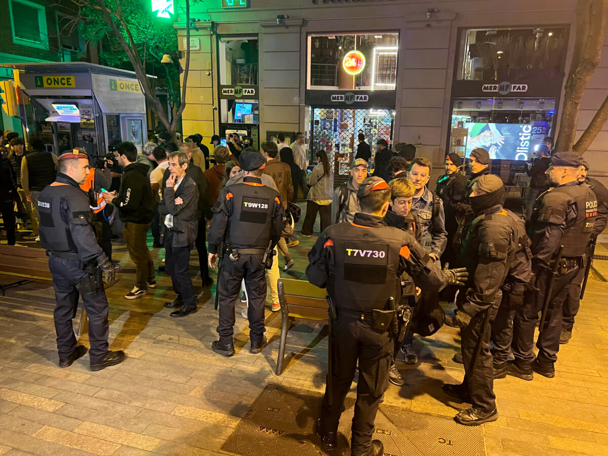 Els Mossos i alguns dels darrers manifestants convocats per Desokupa al tram final de la protesta a la Plaça Bonanova (ACN)