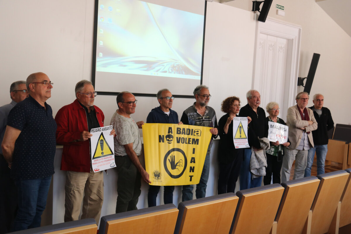 Diversos activistes veïnals amb cartells contra l'amiant (ACN)