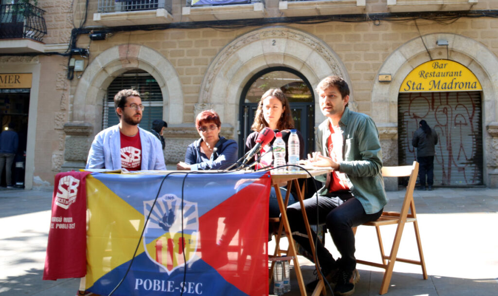 Veïns d'un bloc del Poble-sec i activistes del Sindicat de barri (ACN)